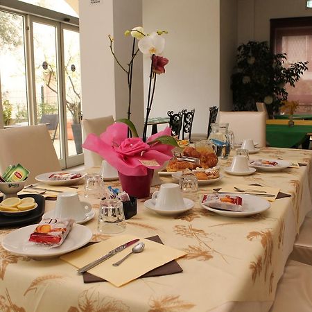 Hotel Eva Альба-Адриатика Экстерьер фото