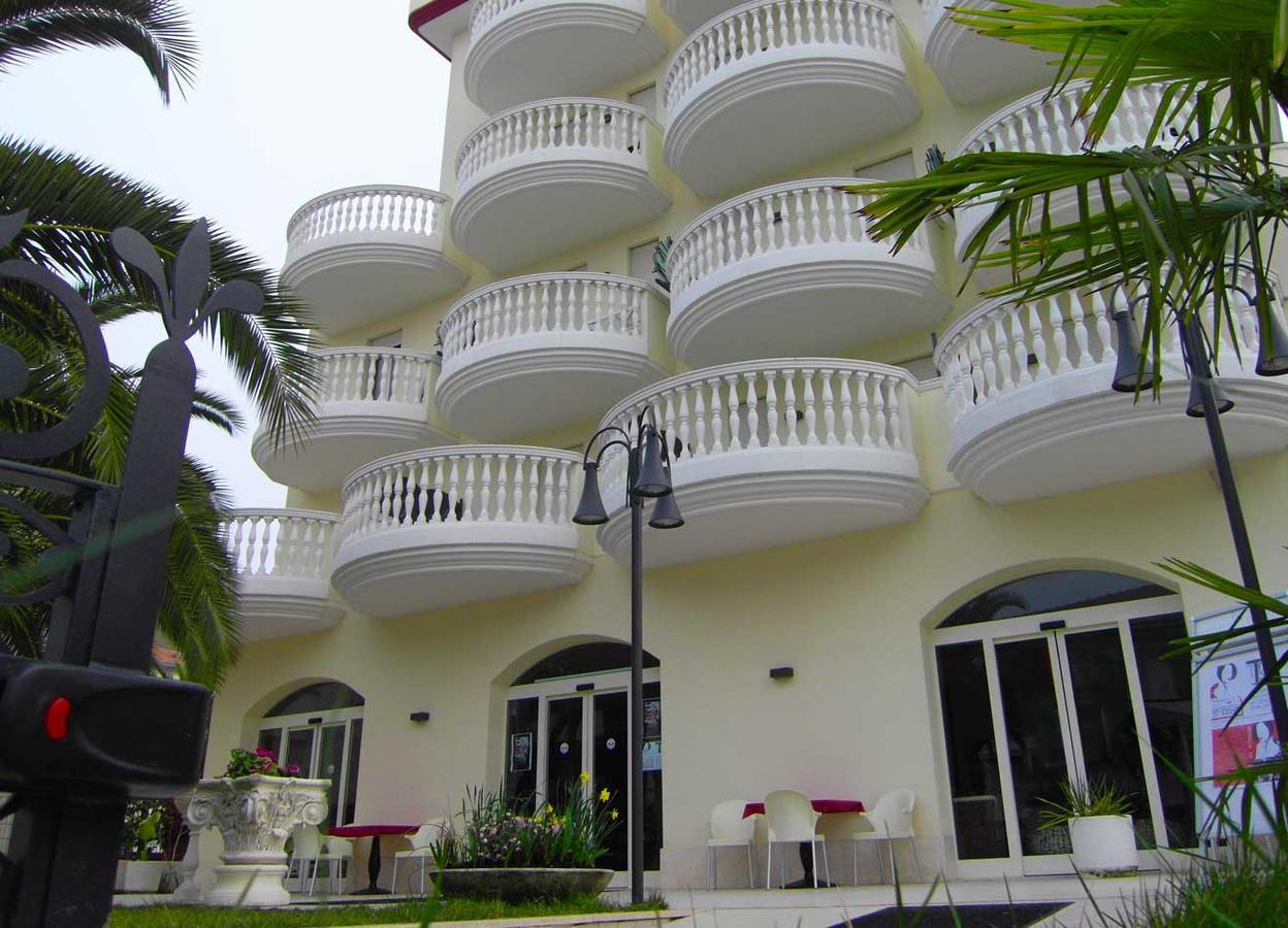 Hotel Eva Альба-Адриатика Экстерьер фото